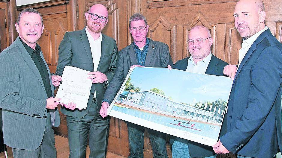 Im Büro des Oberbürgermeisters kamen (v.l.n.r.) DuisburgSport-Betriebsleiter Jürgen Dietz, Oberbürgermeister Sören Link, Beigeordneter Thomas Krützberg, Jürgen Joachim (Präsident Kanuregattaverein Duisburg) und Markus Farsch (Bau-Bereichsleiter DuisburgSport) zusammen.