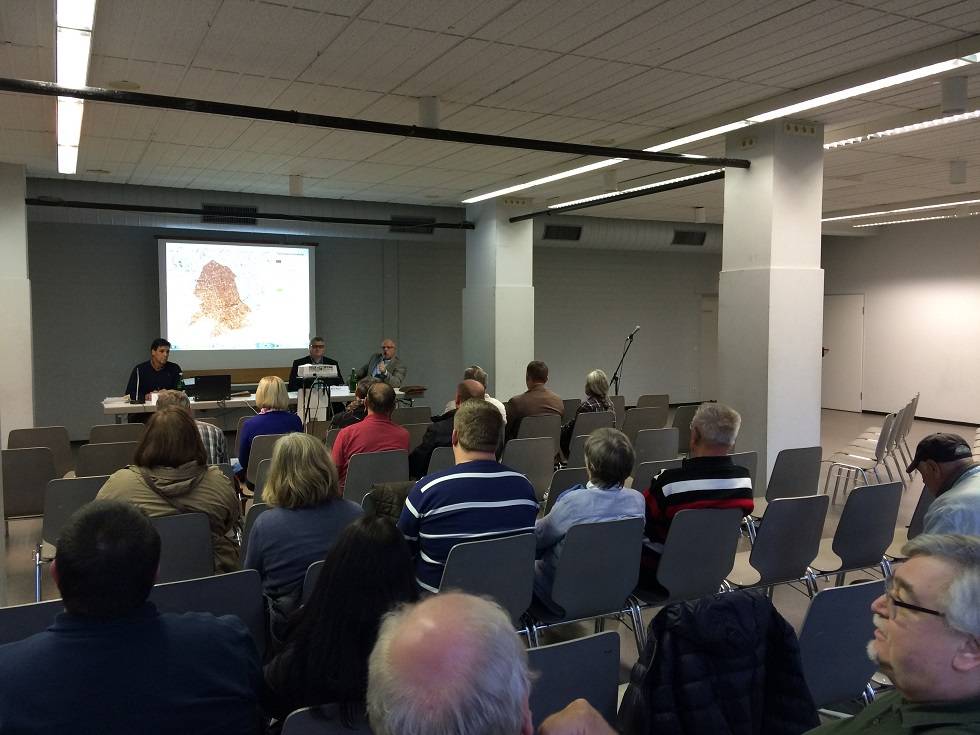 Die Stadt hatte zur Informationsveranstaltung in den großen Saal der Fabrik Heeder eingeladen