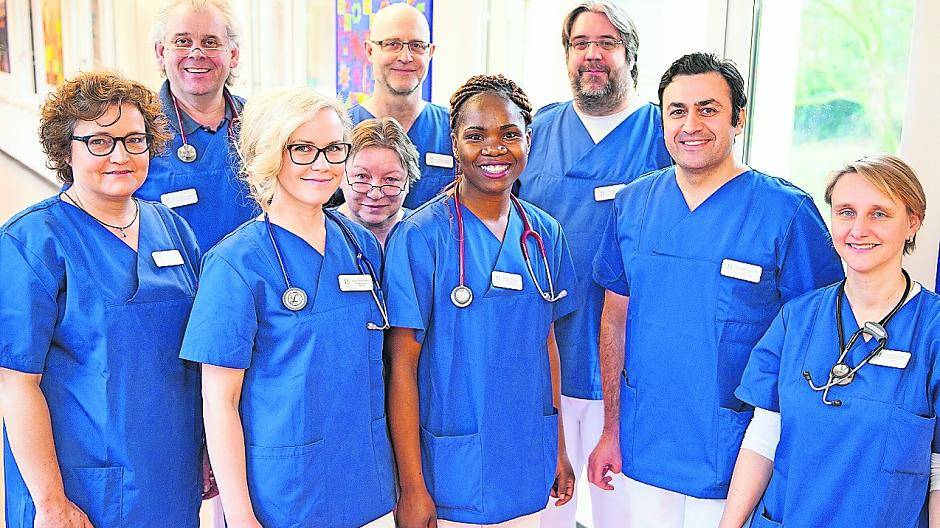  Ungewohnter Anblick: Ärzte und Schwestern im Hülser Cäcilien-Hospital haben ihr traditionelles Outfit in weiß gegen diese blauen Kittel mit kurzen Ärmeln getauscht. 