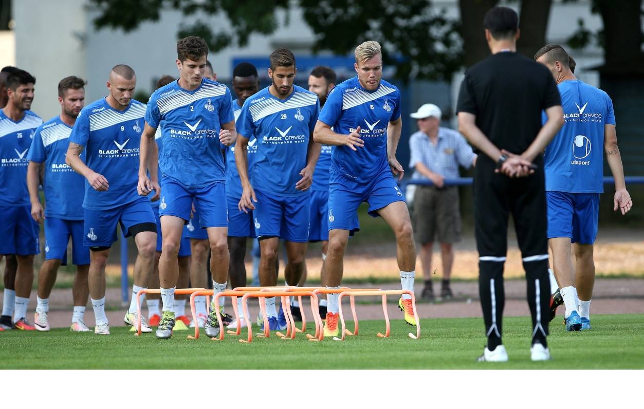 Der Coach schaut genau hin, was Fabio Leutenecker &amp; Co. da im Training so fabrizieren... 