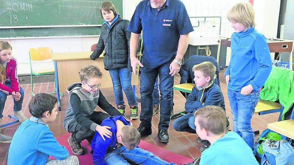  Erste Hilfe: Unter Anleitung von Dietmar Engler lernen die Schüler, sich im medizinischen Notfall richtig zu verhalten. 