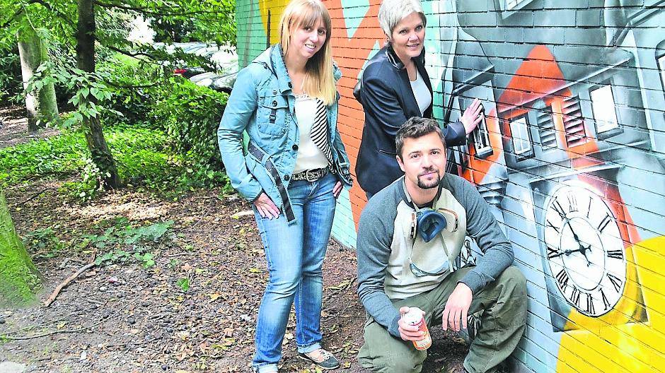  Gemeinschaftlich haben kreative Mitarbeiterinnen des BLB, Maile Beyen (l) und Elisabeth Kratz, Ideen, wie Symbolik und Schriftzug mit Marten Dalimot, Graffiti-Künstler der Kreativagentur „Mindstates“ mit Sitz in Duisburg, erarbeitet. (Mehr Bilder finden Sie auf stadt-panorama.de) 