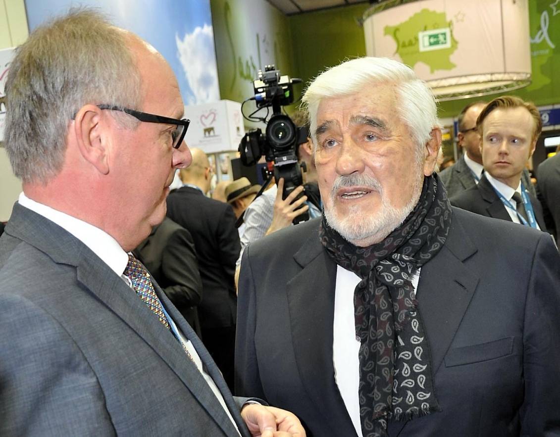 Fritz Rötting, Geschäftsführer bei der Industrie- und Handelskammer zu Aachen und einer der sogenannten „Kümmerer“ der Zukunftsinitiative Eifel, traf den berühmten Filmschauspieler Mario Adorf am Eifelstand auf der Internationalen Tourismusbörse ITB in Berlin. Rötting bat Adorf, sich weiterhin so engagiert für seine Eifeler Heimatstadt Mayen sowie für die gesamte Eifelregion einzusetzen