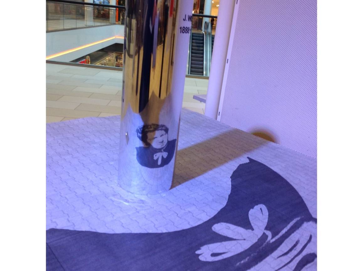  Die Anamorphotische Skulptur von Steffi Schöne zeigt ein Porträt von Jeanette Wolff. 