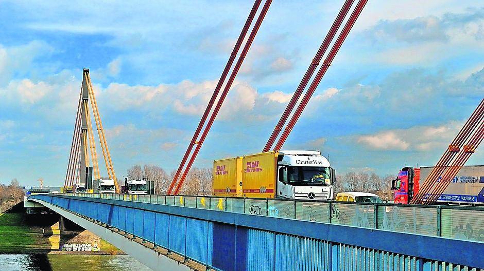  Die Rheinbrücke Duisburg-Neuenkamp wurde 1970 für ein maximales Verkehrsaufkommen von 30.000 Fahrzeugen pro Tag errichtet. Heute rollen täglich mehr als 100.000 Fahrzeuge, darunter rund 11.000 Lastkraftwagen, über die Brücke. Das geht an die Substanz. 
