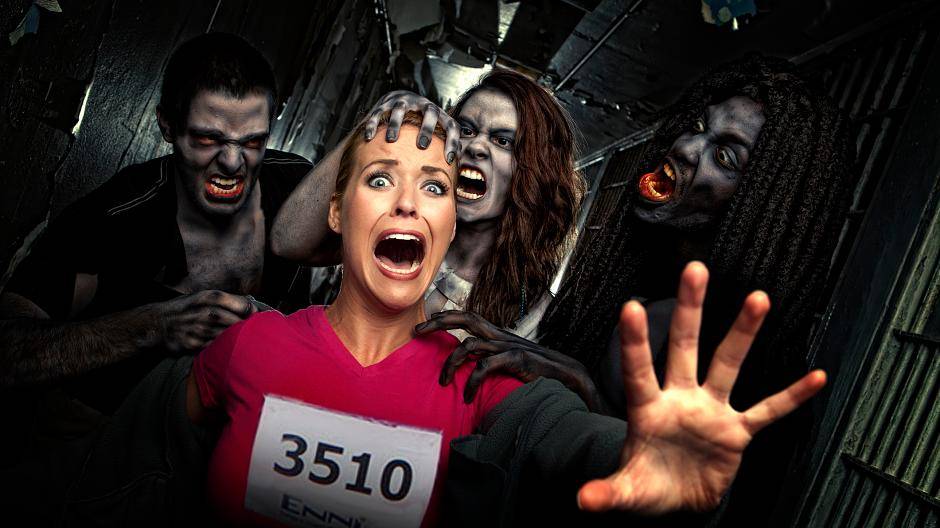 Kinder schnitzen Kürbis-Fratzen