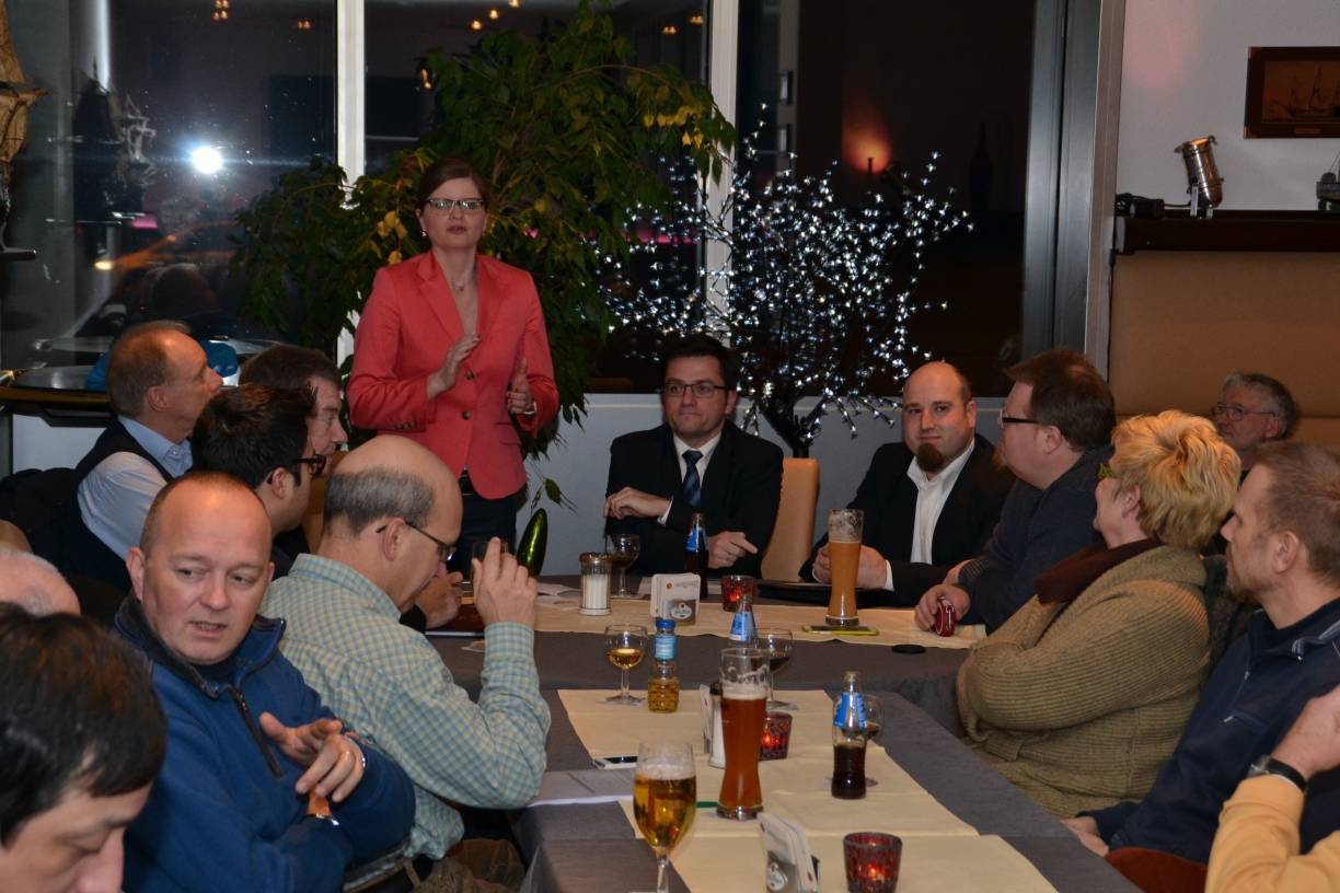  NRW-Justizminister Thomas Kutschaty wurde von der SPD-Landtagsabgeordneten Sarah Philipp in Frankys Club Restaurant in Neudorf begrüßt. 