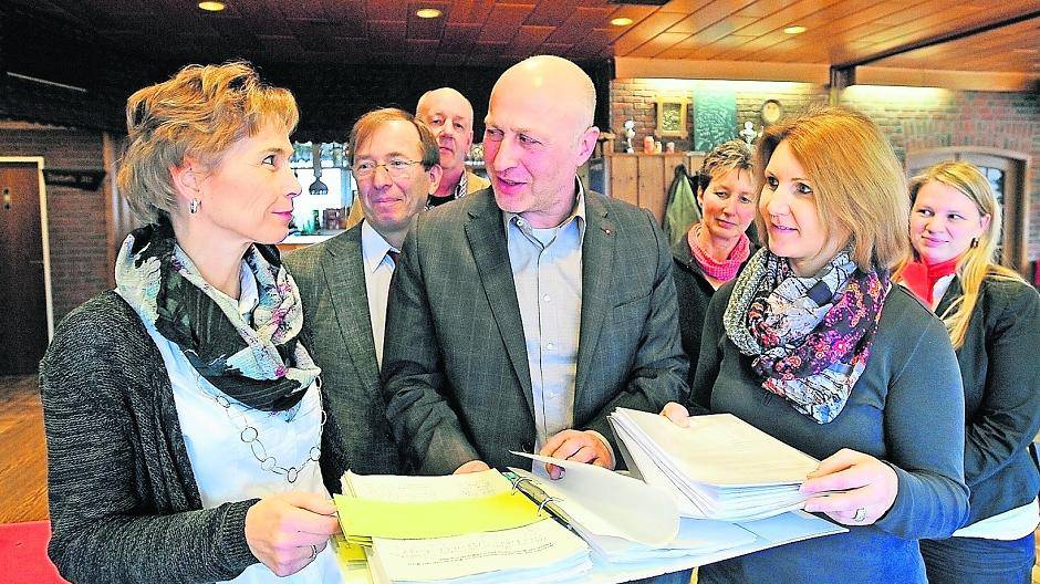  Ibrahim Yetim mit Ariane Muhm-Kritzen (l) und Melanie Kovac (r). 