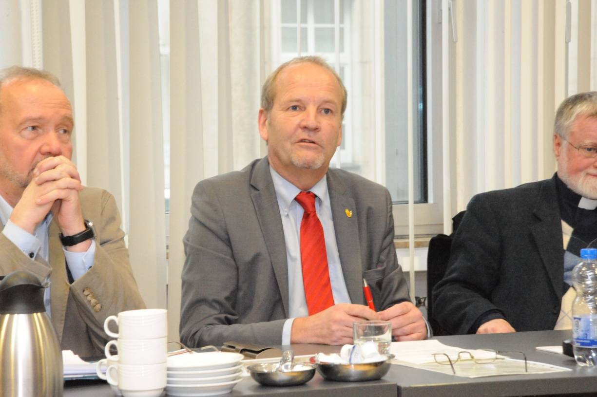 Der SPD-Landtagsabgeordnete Rainer Bischoff stellt zunächst sein Landtagsbüro für organisatorische Aufgaben bei "Wir sind Duisburg - 365 Tage lang" zur Verfügung. "Der Stern der Vielfalt soll leruchten!"