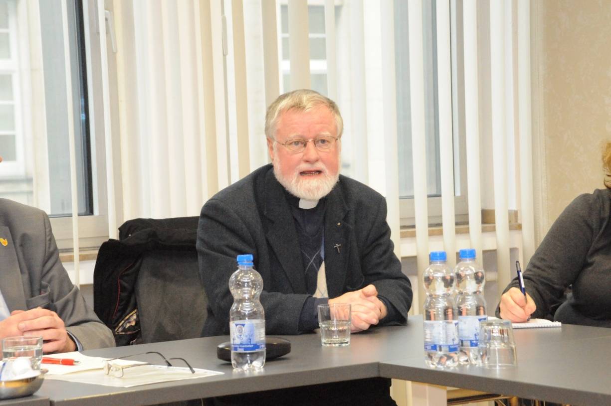  Stadtdechant Bernhard Lücking betonte, dass auch die katholische Kirche am vorvergangenen Montag vor dem Theater mit demonstriert habe. Von dem Pfarrer, der bei den Pegidaleuten geredet habe, distanziere er sich: "Der Münsteraner Bischoff hat ihm inzwischen auch ein Predigtverbot auferlegt." 