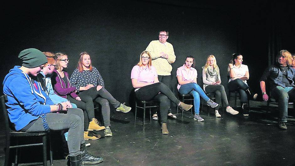 Die Schüler führen auf der großen Bühne des Theaters hintenlinks im Krefelder Südbezirk ein aktuelles Stück auf.