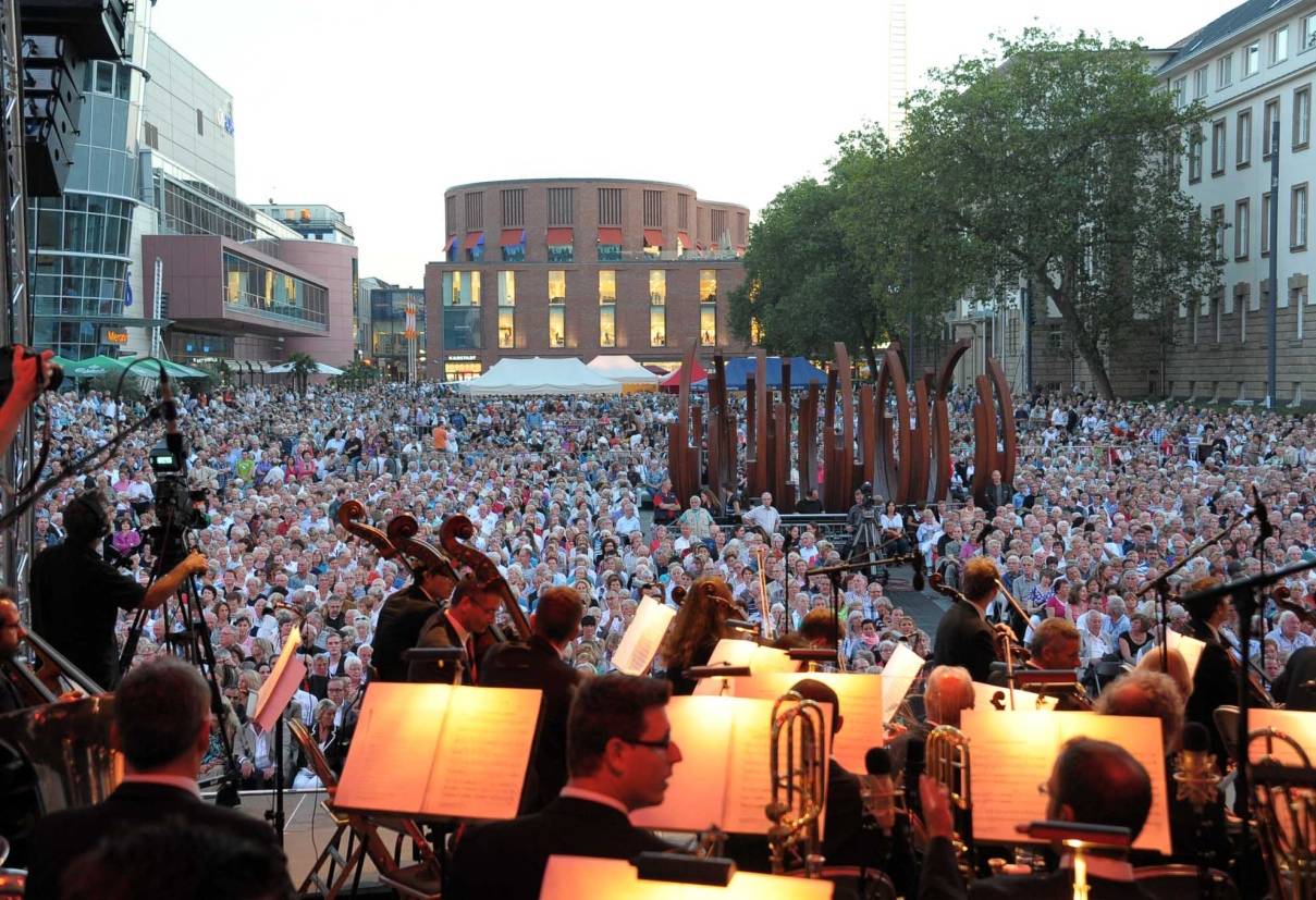  Kulturdezernent Thomas Krützberg kündigte an, dass sich selbstverständlich auch die Duisburger Philharmoniker, bei denen immerhin 15 Nationen friedlich miteinander musizieren, an der Kundgebung gegen Fremdenfeindlichkeit und Rassismus beteiligen werden. Das Gemeinsame steht dann hoffentlich im Vordergrund und wird, so hoffen alle Demokraten, ähnlich viele Menschen am Montag zum Opernplatz bewegen wie bei den Open-Air-Konzerten vor dem Theater. 