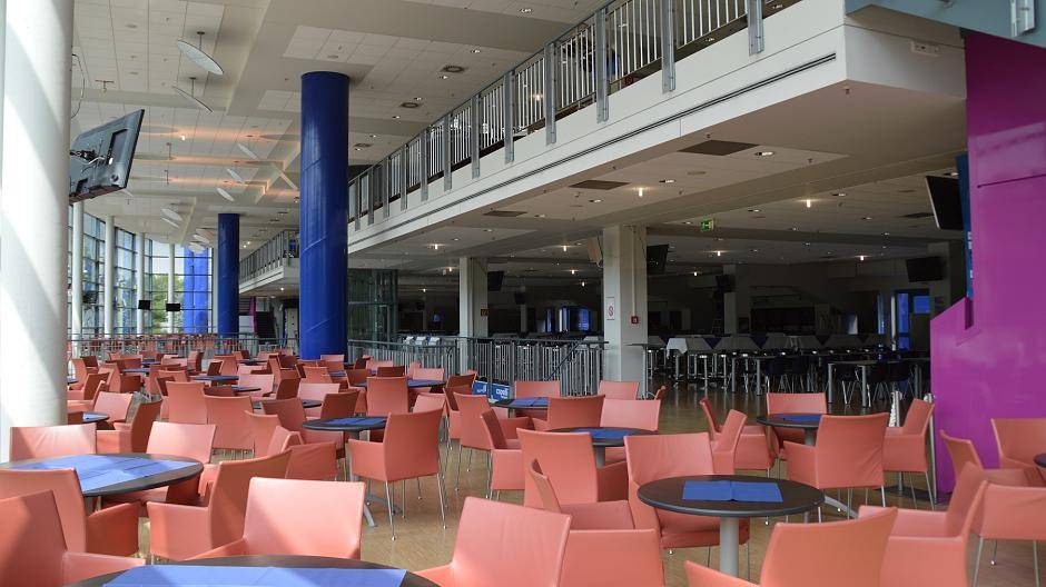 Zur Vorderseite ausgerichtet lädt die Wedau-Galerie zum Verweilen ein. Die Plätze sind...