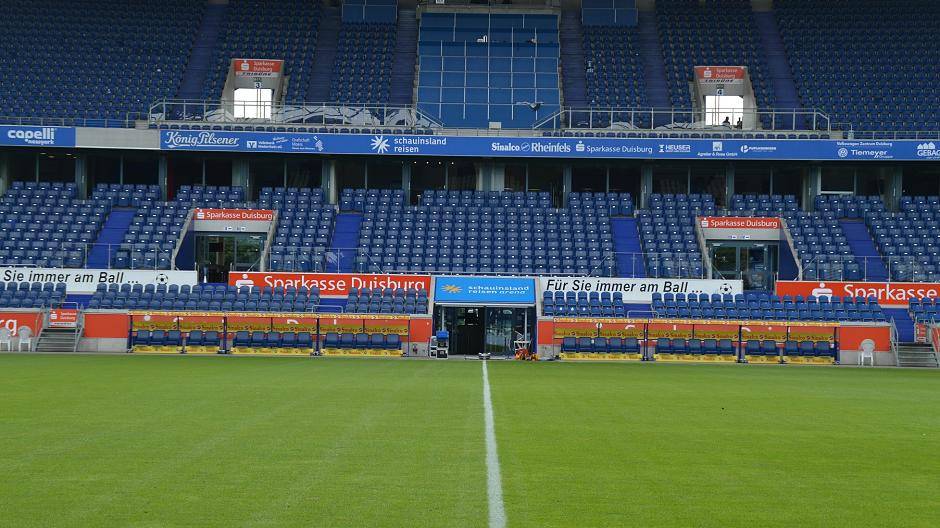 Die Westtribüne. Direkt über dem Spielertunnel sowie rechts und links davon befindet...