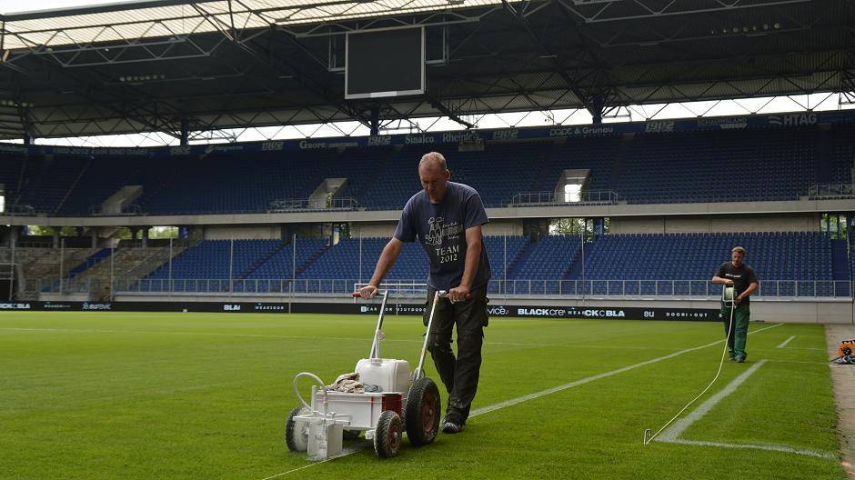 Die Greenkeeper bereiten den Rasen vor. 10 bis 12 cm darf eine Außenlinie sein. Schon...