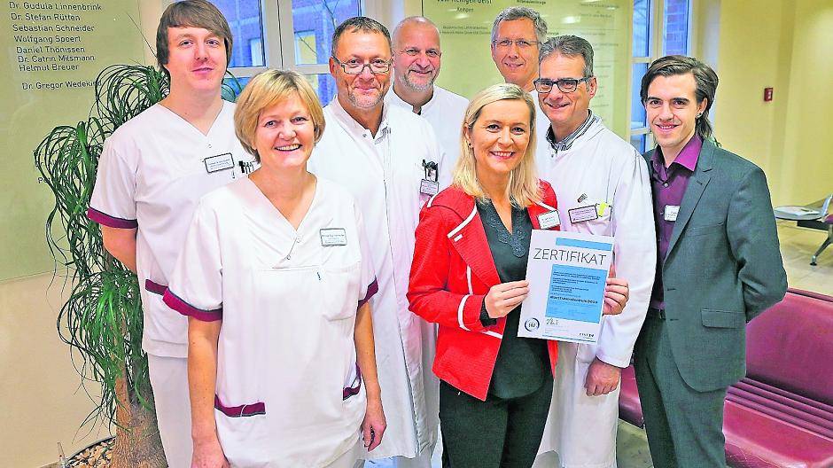  Auf dem Foto von links nach rechts: Stephan Beimel (Krankenpfleger), Monika Rütz-Hennecke, Chefarzt Dr. Stefan Hinsenkamp, Chefarzt Hanns-Peter Klasen, Pflegedienstleiterin Maida Smaijlovic, Dr. Christof Buchta, Ärztlicher Direktor Dr. Oliver Schmidt Osterkamp und Thomas Denker (Assistent Pflegedienstleitung). 