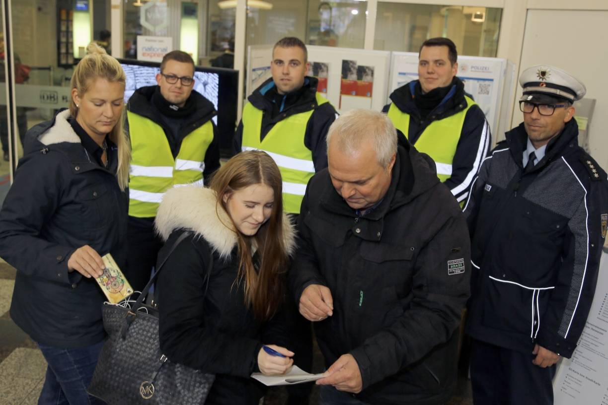Einmal nicht aufgepasst — weg ist das Handy. Der Kommunale Ordnungsdienst der Stadt Krefeld, die Polizei Krefeld, die Bundespolizei und der Betreiber des Krefelder Weihnachtsmarktes, Thommessen Christmas Event Management, haben einen Aktionstag gegen Taschendiebstahl durchgeführt.
