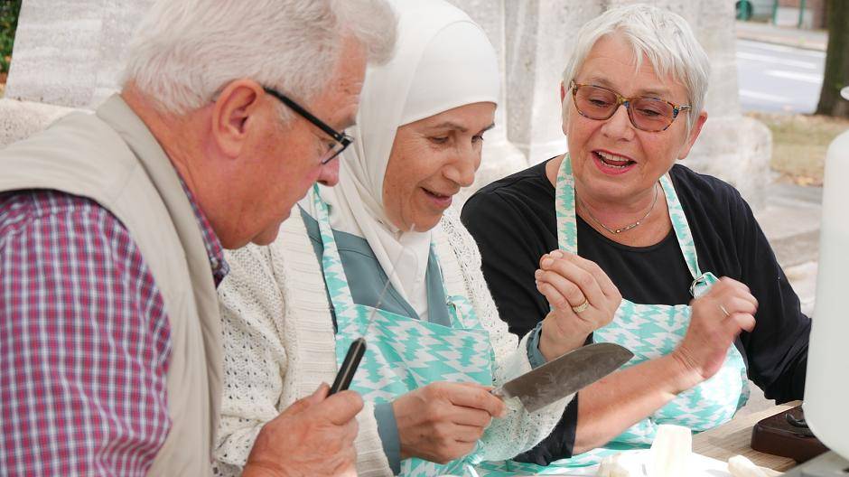 Hier wird gemeinsam für den Eintopf...