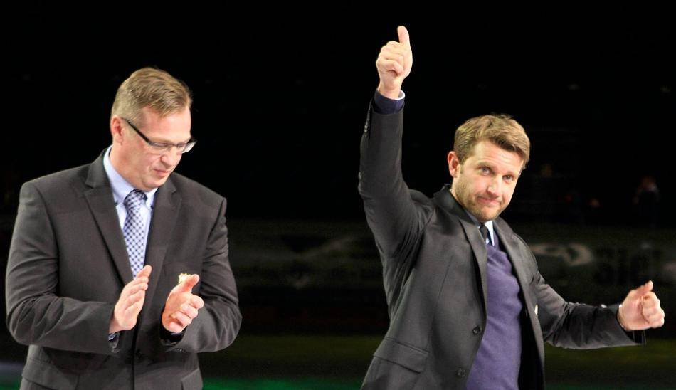  Reemt Pyka (l.) und Franz Fritzmeier bei der Verabschiedung am letzten Spieltag. 