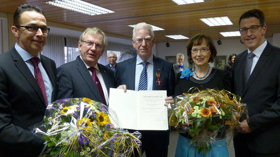 Ein Orden für den Sport (v.l.n.r.): Bürgermeister Christoph Landscheidt, stellvertretender Landrat Josef Devers, Manfred Klessa, Ehefrau Marianne Klessa und MdL René Schneider, der Klessa für die Ehrung vorgeschlagen hatte.