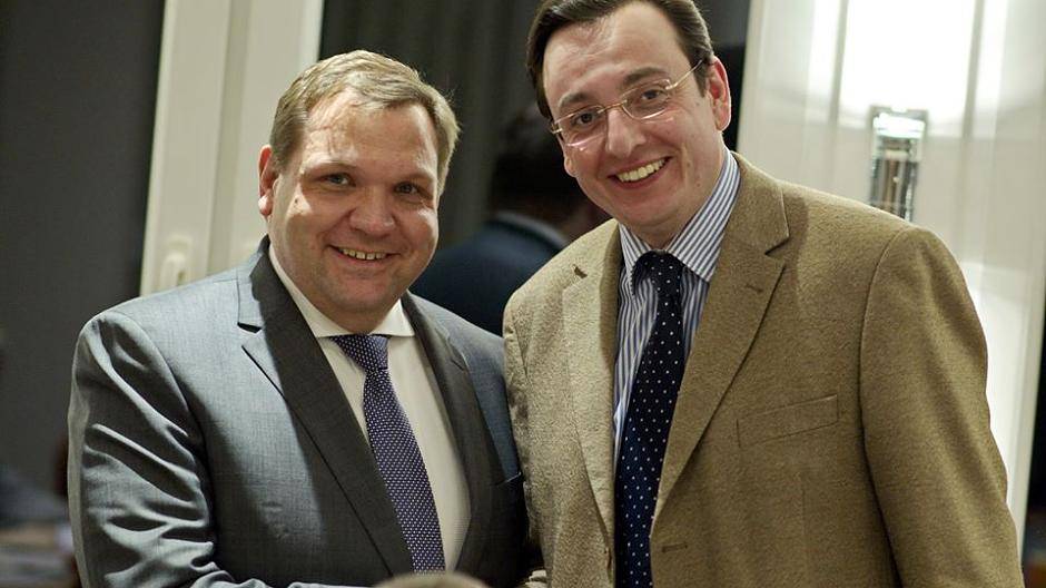 Gratulation: Dem neuen SPD-Vorsitzenden des Ortsverbandes Nord, David Nowak (r.), wünscht Oberbürgermeister Frank Meyer (l.), der zugleich Vorständler im Ortsverband ist, eine glückliche Hand.