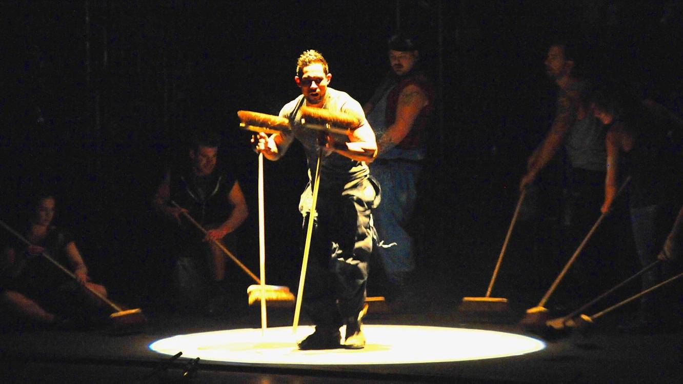 Die tanzenden Rhythmus-Akrobaten lieferten eine überaus faszinierende Performance im Theater am Marientor, das für solcherlei Veranstaltungen einfach perfekt zugeschnitten ist.