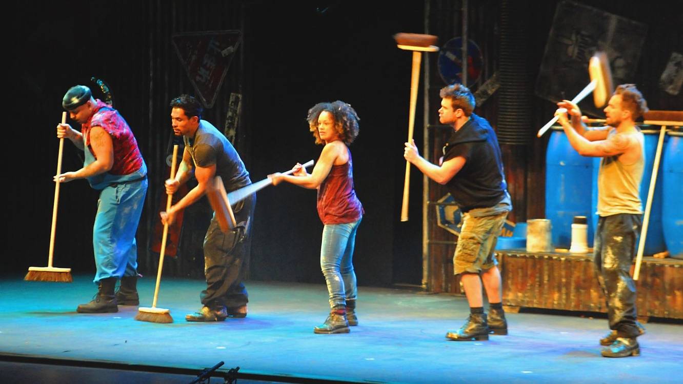  Nicht nur mit dem Besen kann man perfekt Musik machen. Rhythmus gab es auch mit Rohren, Spülbecken und vielem mehr. 