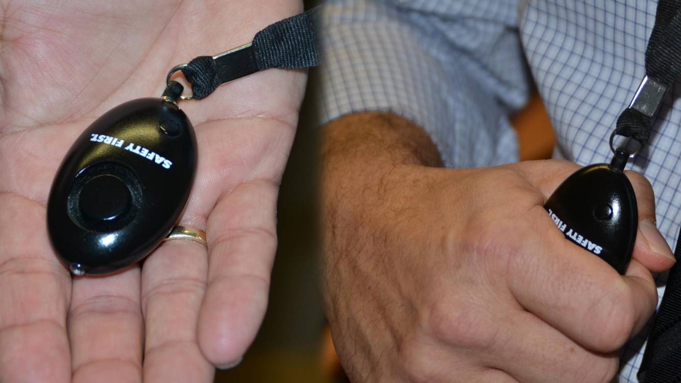  Dies ist ein so genannter Schrill-Alarm, der einen hohen lauten Ton von sich gibt. Im Falle eines Diebstahls oder auch Überfalls soll er dazu dienen, Aufmerksamkeit bei anderen Menschen zu erzeugen. So steigt die Wahrscheinlichkeit, dass Täter ihr Vorhaben abbrechen oder zumindest erkannt werden können. Dazu zieht man das Gerät von dem Band ab,einmal ausgelöst, muss man den kleinen Stecker in das Gerät „einfädeln“. Das schafft garantiert Aufmerksamkeit, die kein Täter möchte. 