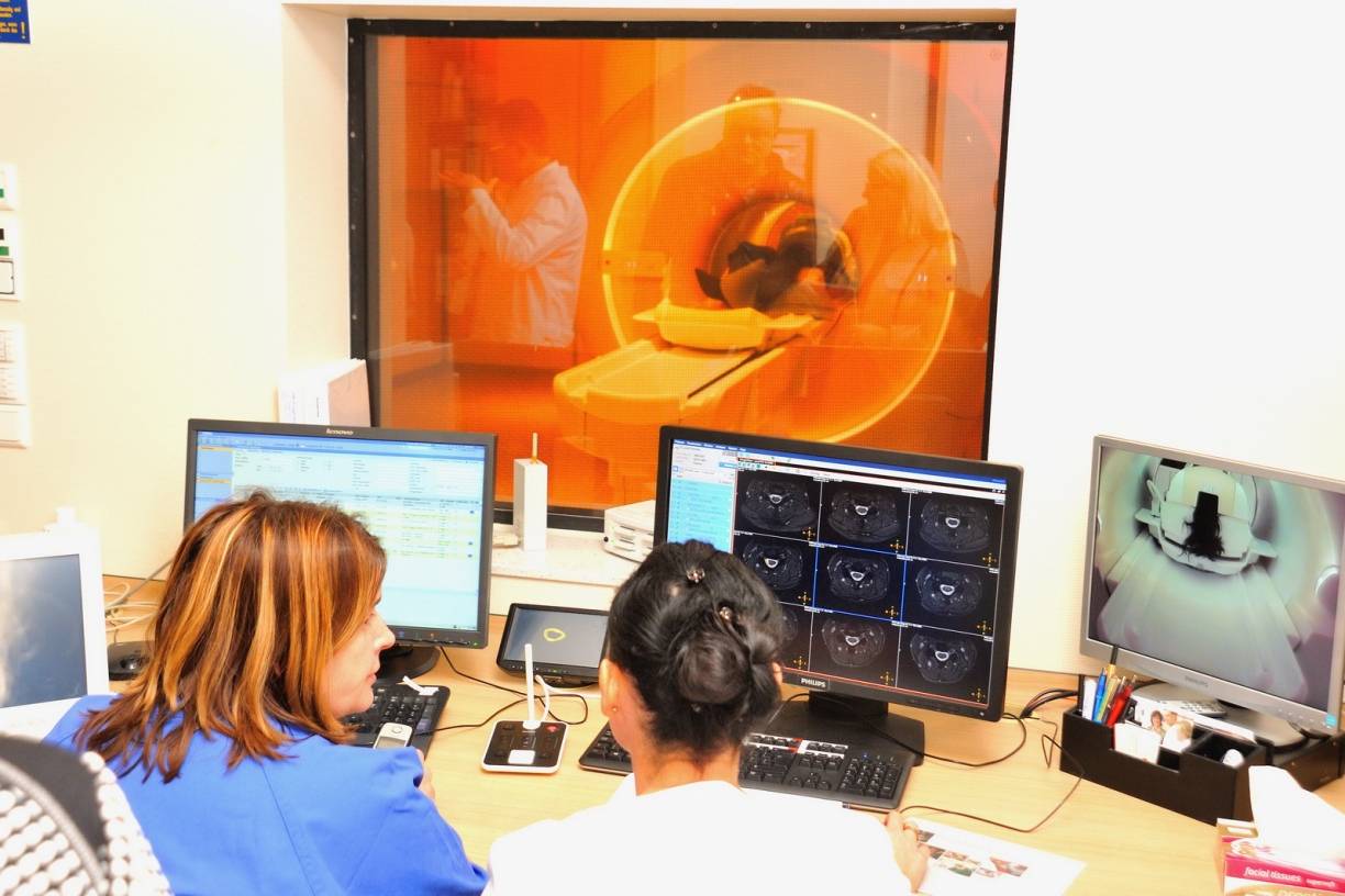 Ein Blick über die Schulter verdeutlicht, dass die Bildgebung (hier beim MRT) noch präziser und effektiver geworden ist.