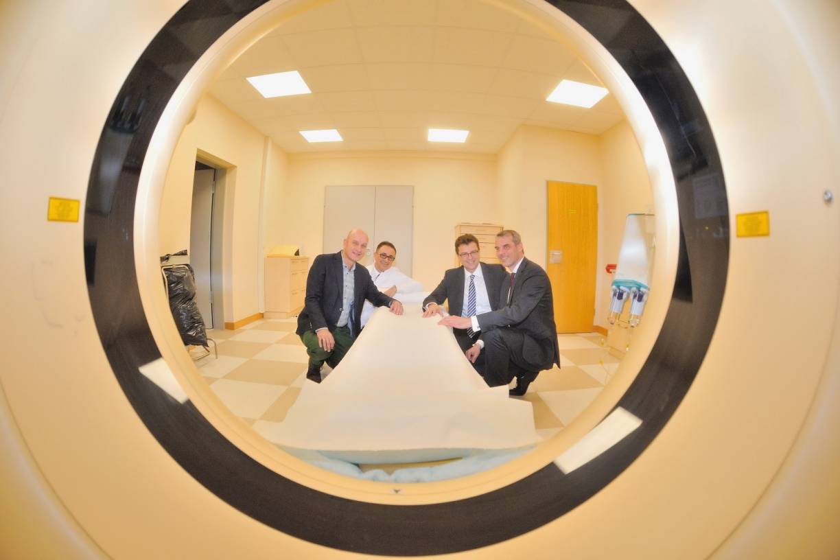  Das langfristig angelegte Projekt wird vertreten durch vl Dr. Christian Uttler, Dr. Amin Laali, Franz Graf von Harnoncourt und dem Repräsentanten der Philips-Geräte, Mathias Weigel. 