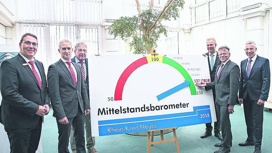  Die Initiatoren des Mittelstandsbarometers um Landrat Hans-Jürgen Petrauschke (2.v.r.), Sparkasse-Vorstand Dr. Volker Gärtner (1.v.r.) und Jan Stenmans, geschäftsführender Gesellschafter der Creditreform Düsseldorf/Neuss, (3.v.l.) freuen sich über die guten Ergebnisse des Mittelstandsbarometers  
