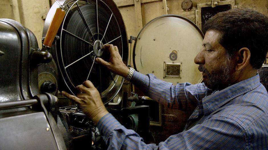 Gute Projektion — ein Bild aus „Cinema Futures“, dem Eröffnungsfilm der 40. Duisburger Filmwoche.