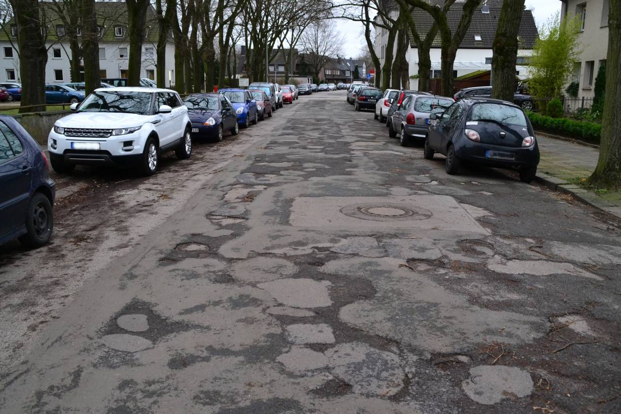Anwohner beschweren sich über Straßenbelag, Bürgersteig, Straßenreinigung und Baumschnitt: Maiblumenstraße , oh je!