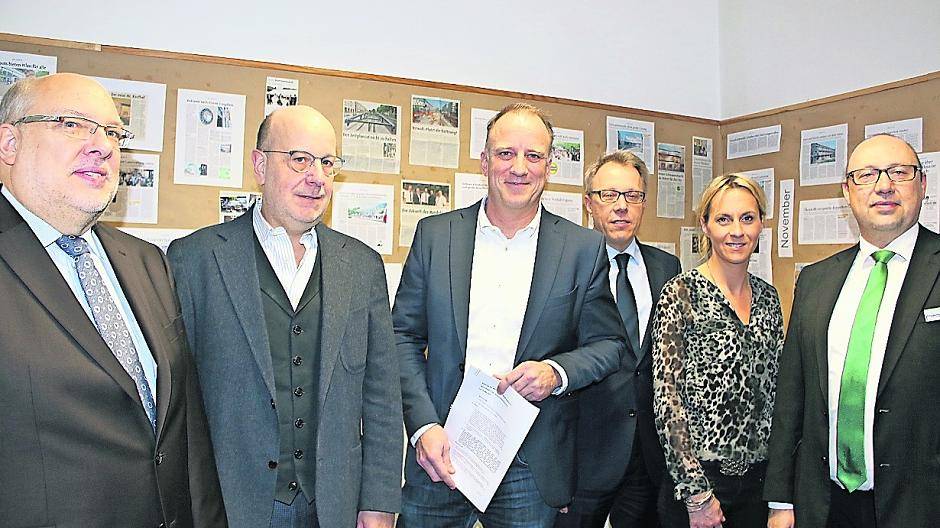 Der neue Vorsitzende der Werbegemeinschaft Krefeld, Christoph Borgmann (Mitte) - umrahmt von Vorstandskollegen - gab gestern seine erste Pressekonferenz.