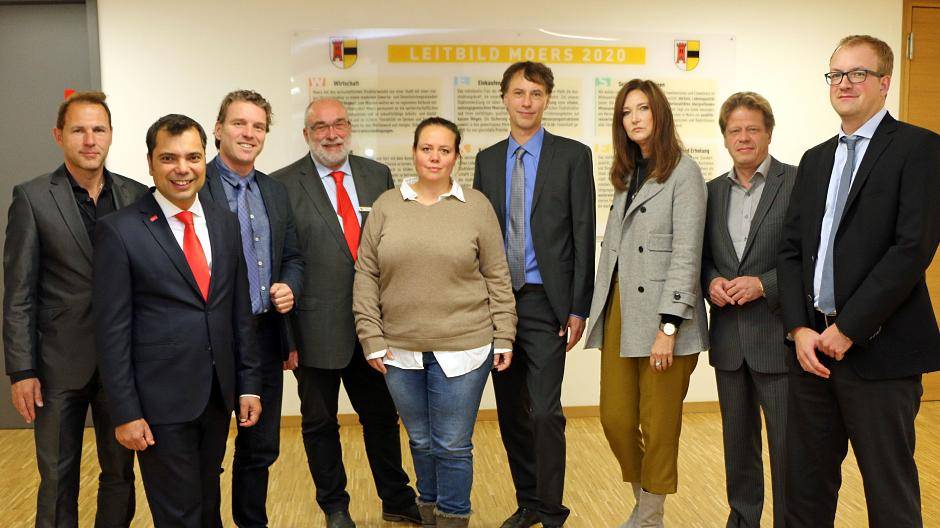  Dirk Elfgen (Werbering Moers), Giovanni Malaponti (Sparkasse am Niederrhein), Bürgermeister Christoph Fleischhauer, Heiner Rütjes (Sparkasse am Niederrhein), Andrea Käfer (Immobilien- und Standortgemeinschaft Moers Innenstadt), Jens Heidenreich (Wirtschaftsförderung), Doris Lewitzky (Handelsverband Niederrhein), Frank Putzmann (Wirtschaftsförderung) und Michael Rüscher (Niederrheinische IHK). 