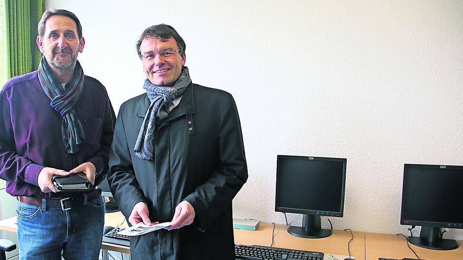  Karl Pickartz (Familienhilfe Bruckhausen) und Pfarrer Volker Hülsdonk im Computerraum des Haus Kagawa, das für die Aufnahme einer Wohngruppe junger Flüchtlinge vorbereitet werden soll. 