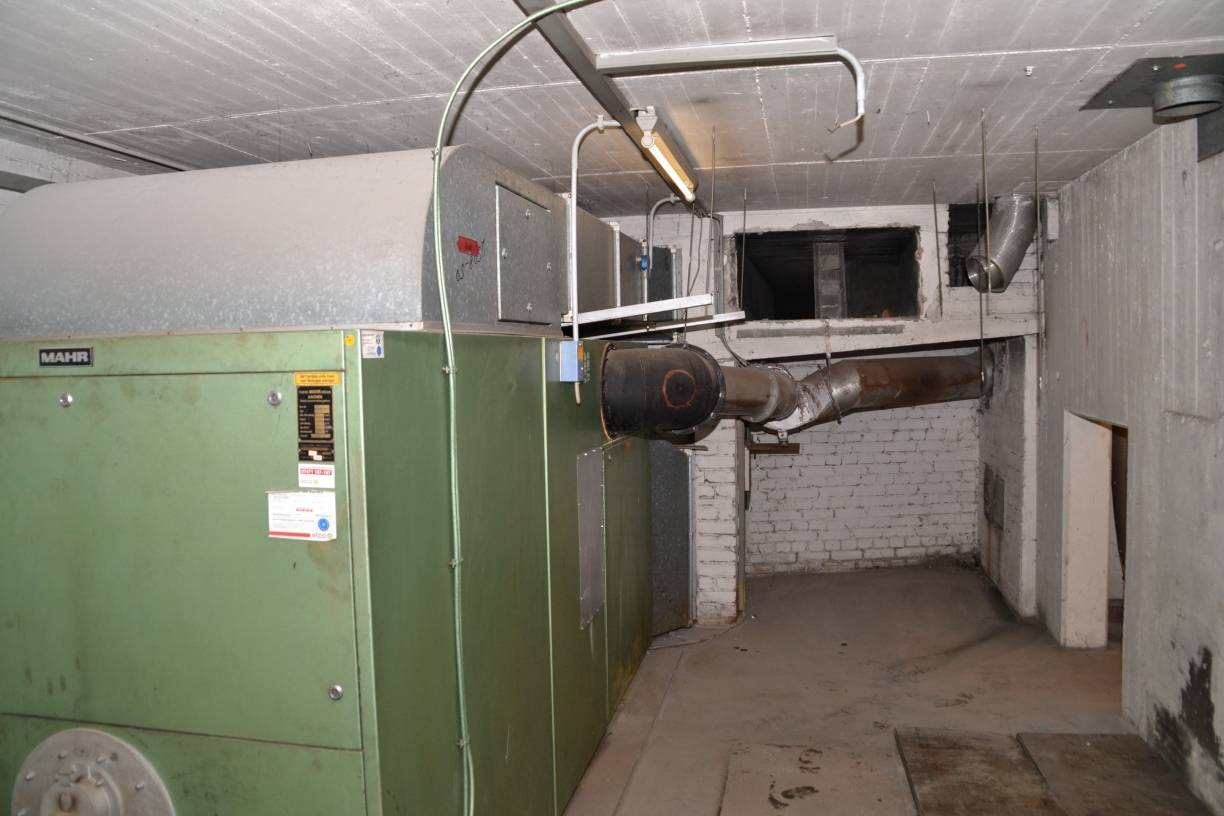  Die Heizungsanlage, die auf unserm Bild links ist, ist genauso alt wie die abmontierte Anlage. Diese wurde jedoch regelmäßig gewartet. Bleibt zu hoffen, dass sie noch lange hält.  