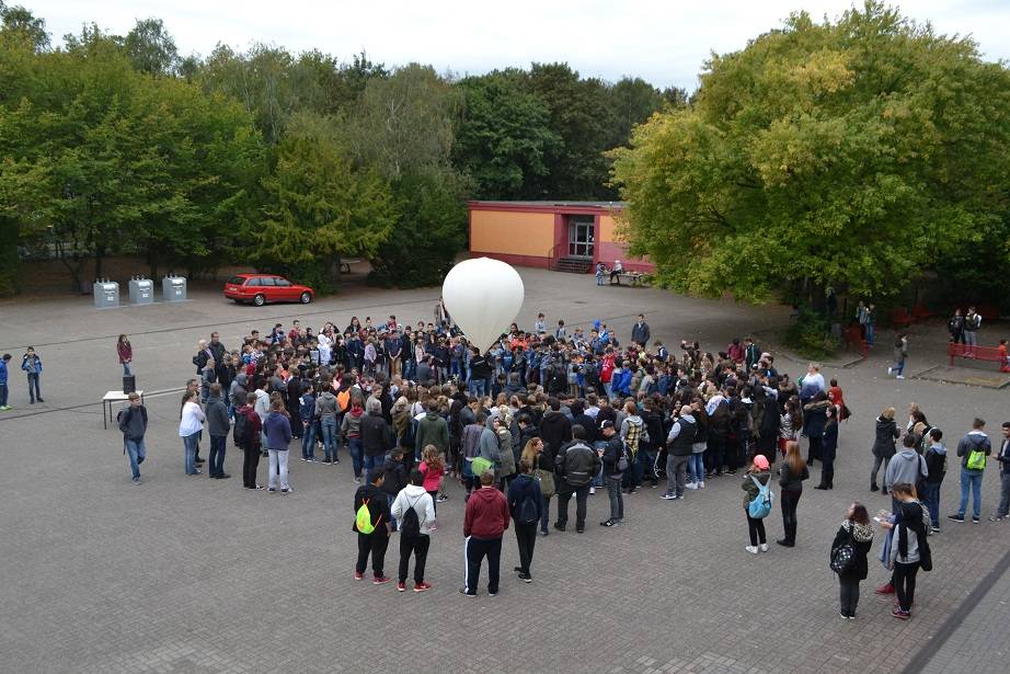 Gespannt warteten die Schüler/innen auf den Ballon-Start. Das Landesluftfahrtamt hat „grünes Licht“ gegeben.