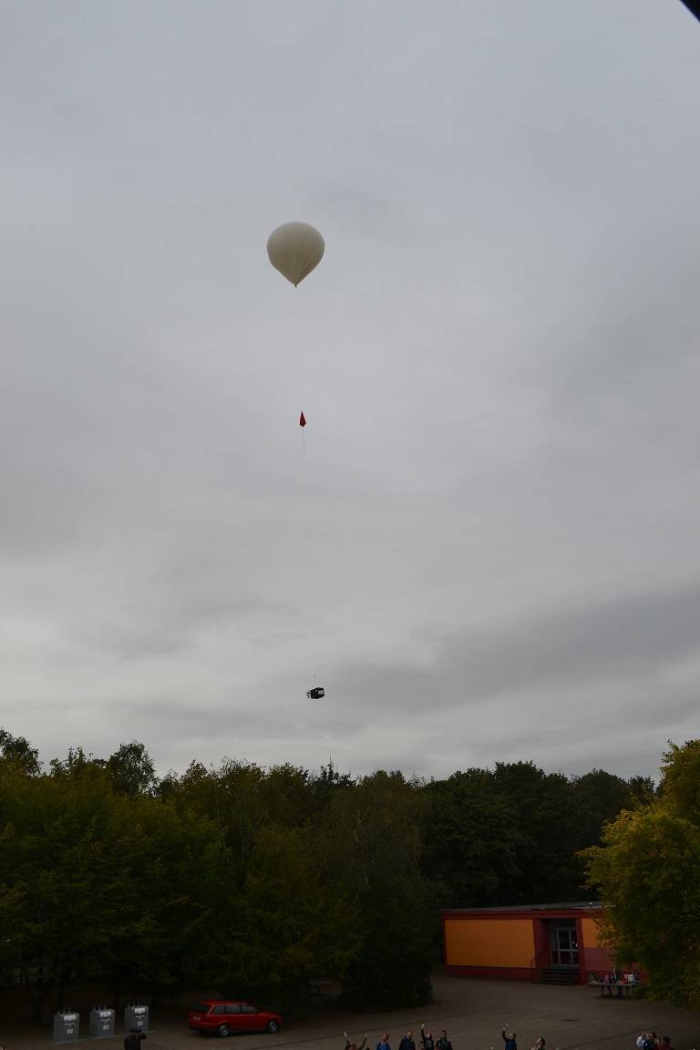  Der Ballon steigt in den leider grauen Himmel über Rheinhausen. Gut zu erkennen die Mess-Box am Ende der Leine. 