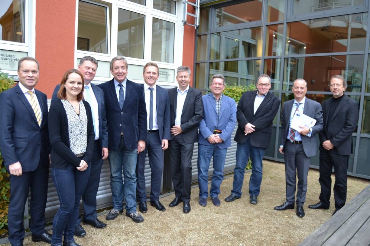 Wohnungsunternehmen, -genossenschaften und Polizei arbeiten in Sachen Einbruchschutz verstärkt zusammen. Das wurde bei einem Treffen zum Abschluss der Aktionswoche "Riegel vor- sicher ist sicherer" im Haus des Spar- und Bauvereins Friemersheim bekräftigt.