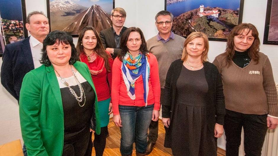  Das Foto zeigt von links nach rechts u.a. fünf Integrationslotsen: Axel Bobkow, Lyubomira Bornschlegl (Koordinatorin des Projektes), Ecatarina Duta, Marijo Terzic (stellvertretender Leiter des Kommunalen Integrationszentrums), Ofelia Monu, Helmut Peitz (Projektmitarbeiter des Vereins für Sprachförderung Duisburg), Anca Rüenpohl und Teodora Dimitrova.  