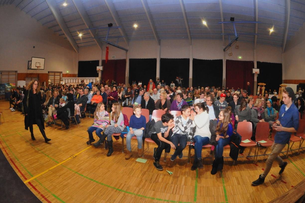  Zum Beginn des Programms war die Turnhalle dicht gefüllt. 