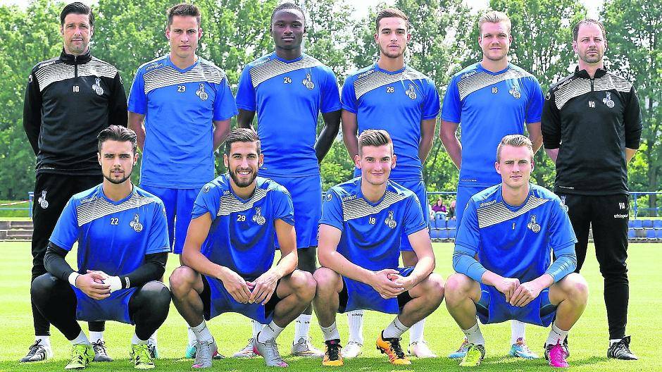  Von den „Neuzugängen“, die im Sommer gekommen sind, sind nur Fabian Schnellhardt und Mark Flekken gesetzt. Tugrul Erat hat seine Einsätze und Ahmed Engin wird langsam und mit Kurzeinsätzen, so wie auch gestern, von Ilia Gruev ans Team herangeführt. Thomas Blomeyer hat viel Potenzial, das er vielleicht kommende Woche, wenn er denn für den nach dem Regensburg-Spiel gelb gesperrten Branimir Bajic ran darf, unter Beweis stellen kann. Daniel Zeaiter kommt im Kasten nicht an Flekken vorbei. Fabio Leutenecker musste im Spiel bei Regensburg wieder für den genesenen Kevin Wolze Platz machen. 