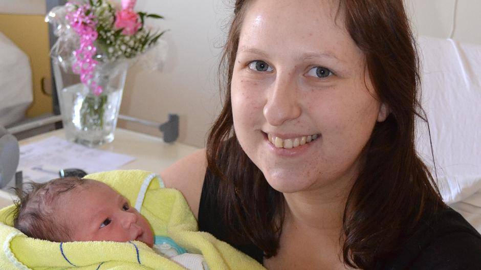 Mutter Elena mit der kleinen Mia: Krefelds erstem Schaltjahrs-Kind 2016.