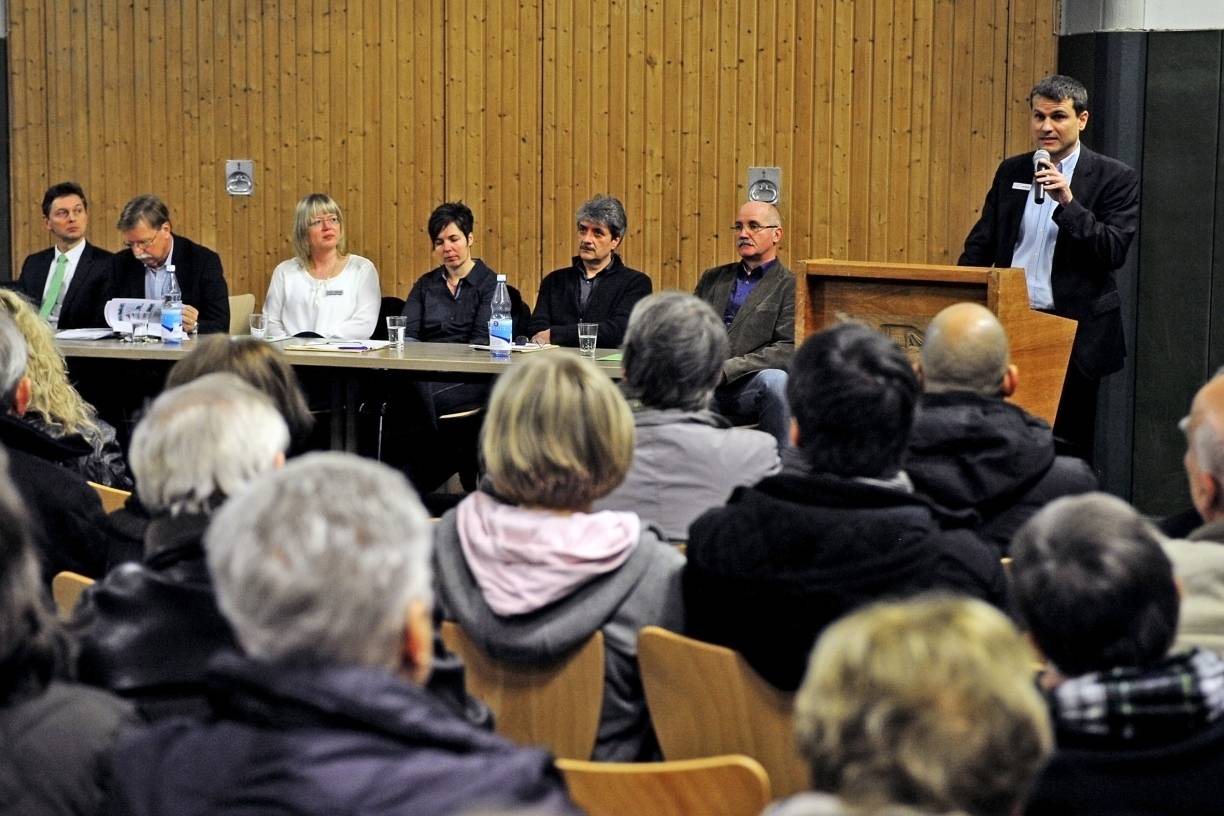  Jörg Geulmann erläutert die Dringlichkeit, Wohnraum für Asylbewerber in der Dörpfeldschule zu schaffen. Außerdem soll ein Koordinator für die Flüchtlingshilfe eingestellt und weitere Standorte für Unterbringungen gesucht werden. 