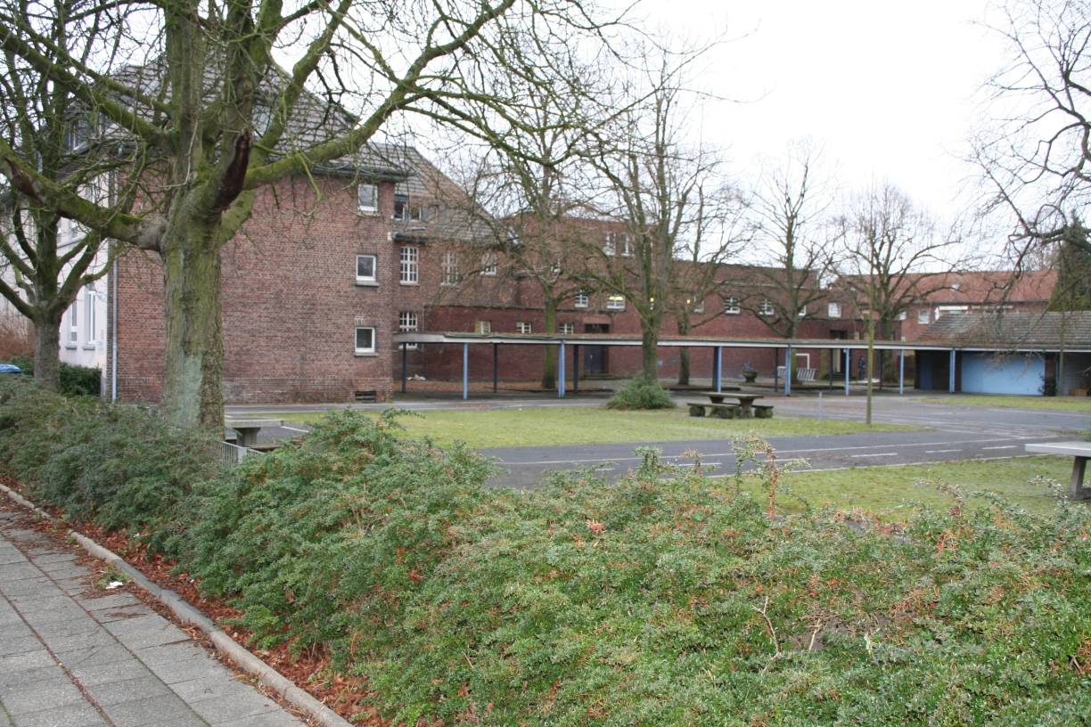  Auf dem Schulhof wird eine Sanitärcontaineranlage installiert. 