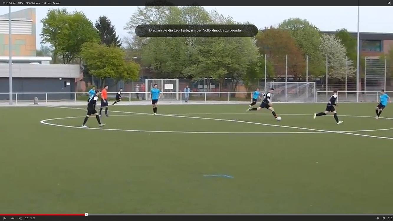  Lucien Enrico Adler, B-Jugendspieler beim RTV, kurz vor dem Schuss auf das gegnerische Tor, auf dem neuen Kunstrasen-Spielfeld hinter der Turnhalle am Schulzentrum in Rumeln. 