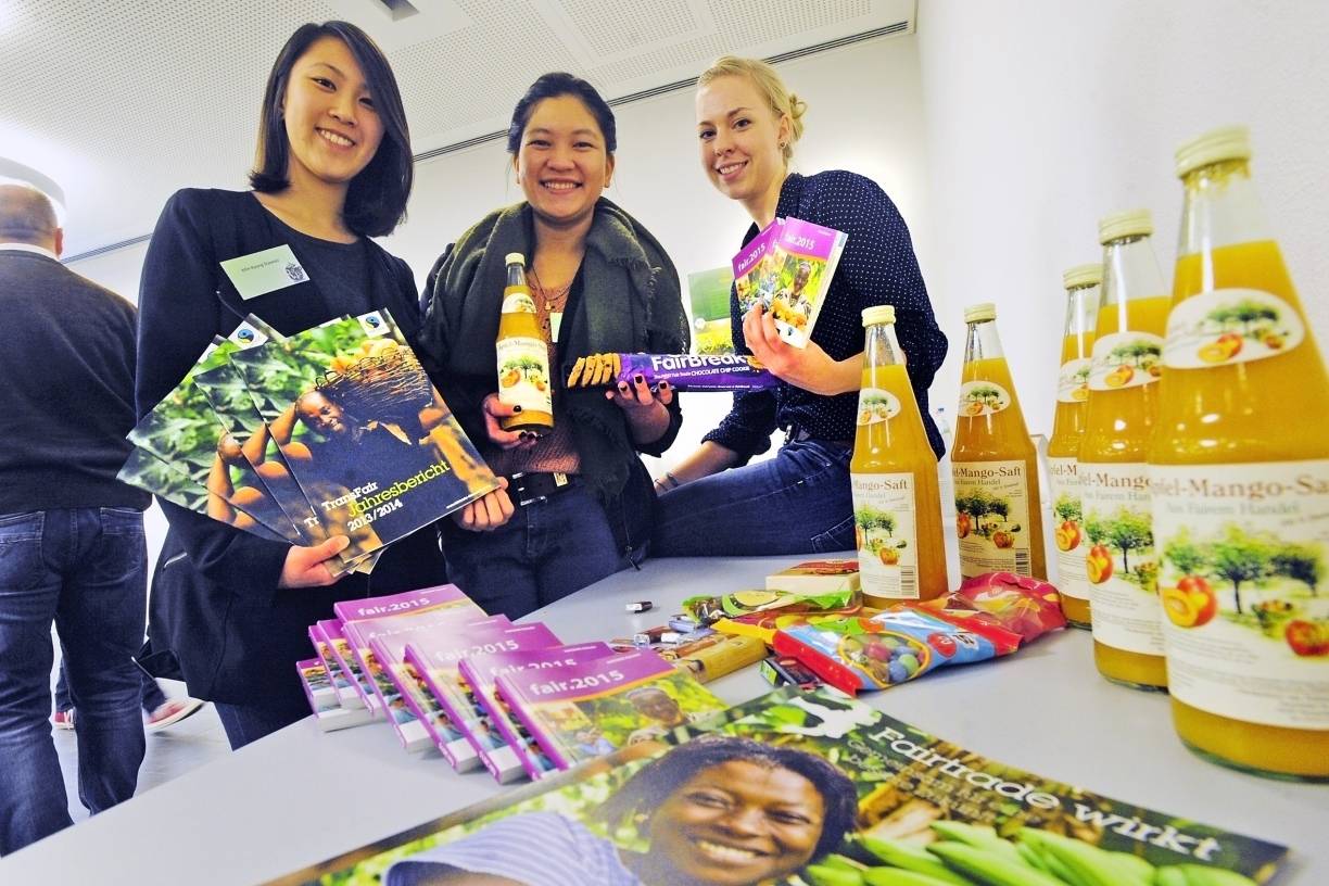 Infomaterial und Kostproben: Min-Kyung Stawski, Phan Khanh Phuong und Christina Meyer bringen das Thema „Fairtrade“ auf den Tisch.