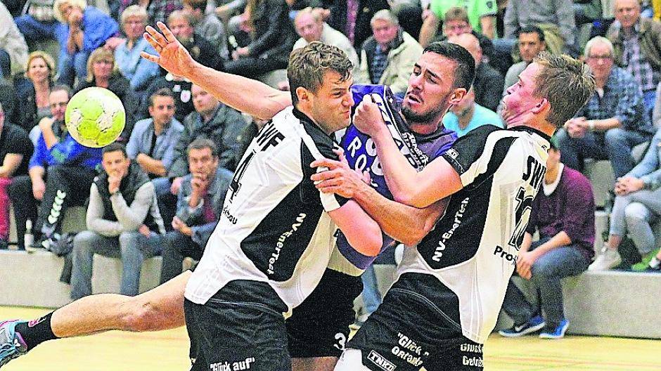 Niklas Weghaus (Mitte), hier im Derby gegen den MTV Rheinwacht, zieht es in Richtung OSC Löwen Duisburg.