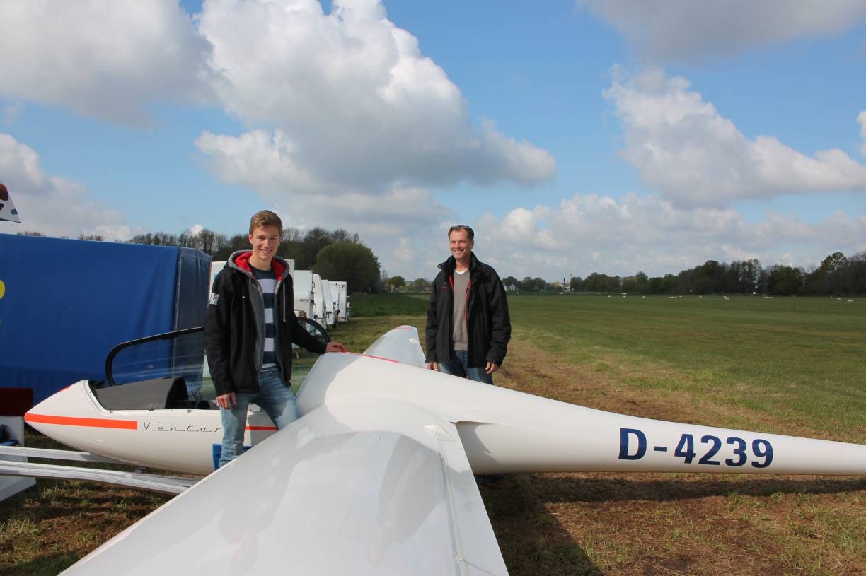  Marius Stelzer (l.) hat in Grefrath Segelfliegen gelernt und beginnt jetzt eine Ausbildung zum Hubschrauberpiloten bei der Bundeswehr. Über diese „Karriere“ freut sich auch Heiko Meertz vom Luftsportverein Grenzland. 